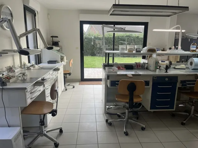 Entrée du laboratoire CR Dental à Longuenesse